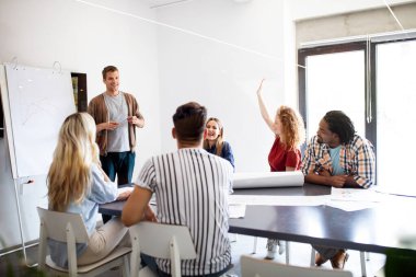 İş adamları tasarımcıları takım çalışması planlama ofisi toplantısı konsepti
