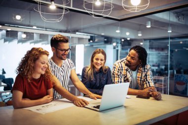 İş adamları tasarımcıları takım çalışması planlama ofisi toplantısı konsepti