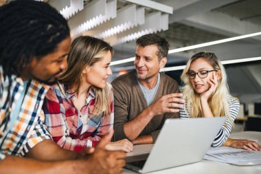 İş adamları tasarımcıları takım çalışması planlama ofisi toplantısı konsepti