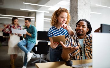 Yaratıcı beyin fırtınası. Mutlu genç iş adamları, tasarımcılar, mimarlar ofiste takım olarak çalışıyorlar.