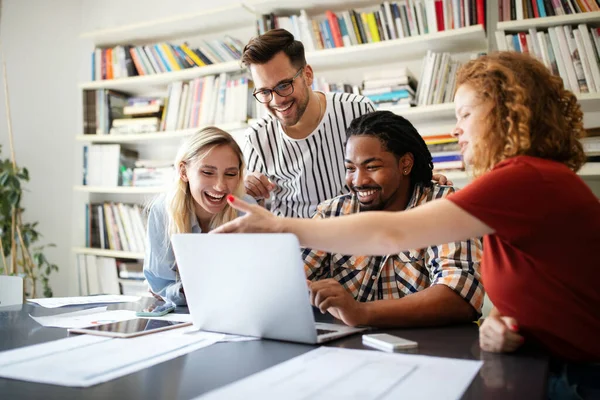 Arbeta Tillsammans Projekt Unga Affärskollegor Som Arbetar Kontoret — Stockfoto