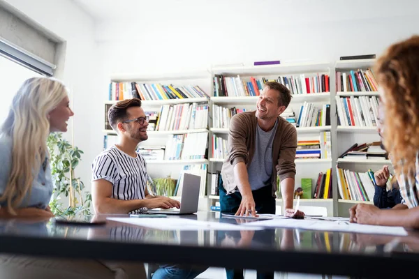 Gemeinsam Einem Projekt Arbeiten Junge Berufskollegen Büro — Stockfoto