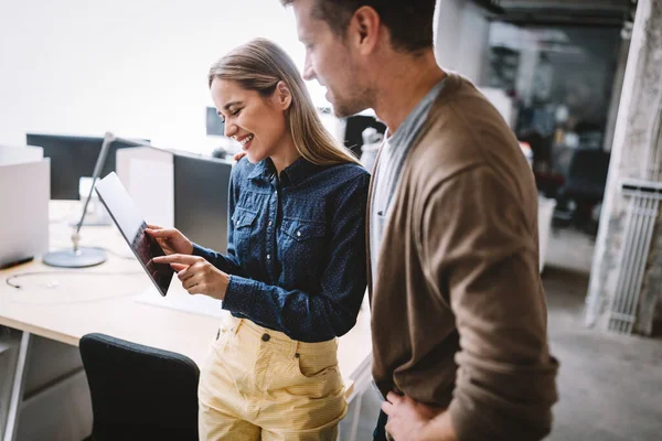 Affärsmän Vänner Diskuterar Brainstorming Och Idéer Mötet — Stockfoto