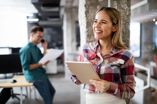 Una Lluvia Ideas Creativa Jóvenes Empresarios Felices Diseñadores Arquitectos Que — Foto de Stock