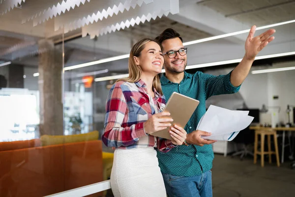 Affärsmän Designers Som Har Roligt Och Chattar Arbetsplatsen Kontor — Stockfoto