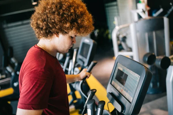 Übergewichtiger Junger Pummeliger Mann Trainiert Fitnessstudio Ziele Erreichen — Stockfoto