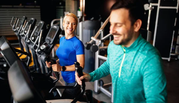 Adapter Jeune Homme Heureux Faisant Exercice Gymnase Sur Une Machine — Photo