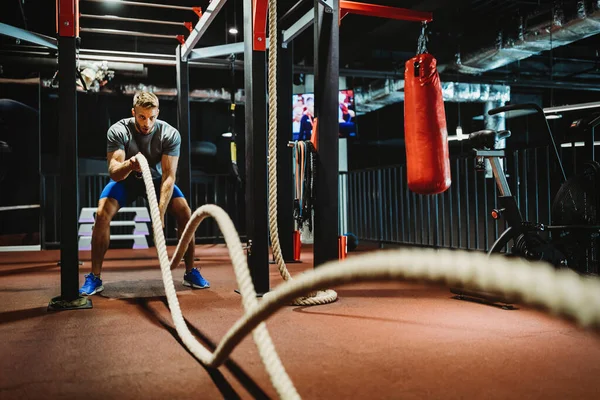 Fitness Mladý Fit Muž Cvičení Bojovými Provazy Tělocvičně — Stock fotografie