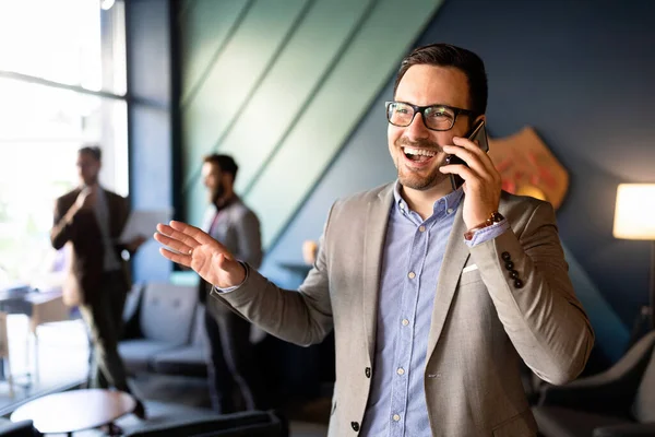 Joven Hombre Negocios Guapo Usando Teléfono Inteligente Oficina — Foto de Stock