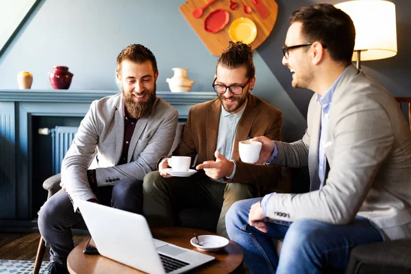 Ευτυχισμένοι Νέοι Ελκυστικοί Επιχειρηματίες Φίλοι Που Μιλάνε Στο Καφέ — Φωτογραφία Αρχείου
