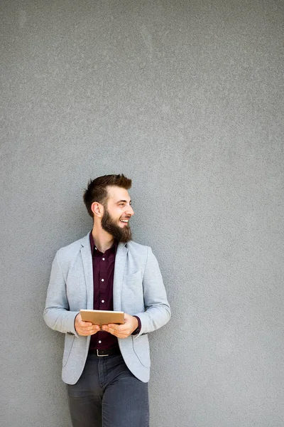 Feliz Joven Empresario Ejecutivo Utilizando Tableta Digital Contra Fondo Gris —  Fotos de Stock