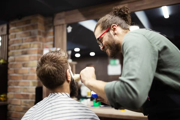 Uomo Cliente Durante Rasatura Della Barba Nel Negozio Barbiere — Foto Stock