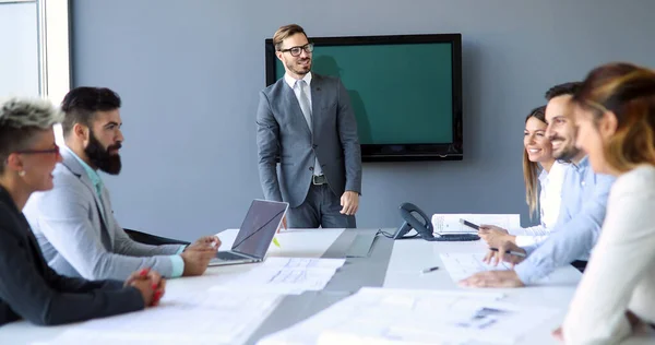 Gli Uomini Affari Riuniscono Intorno Tavolo Ufficio — Foto Stock