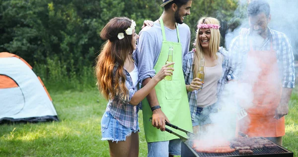 Amici Campeggio Fare Barbecue Nella Natura — Foto Stock