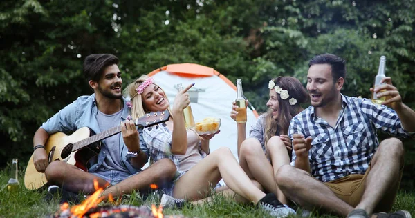 Amigos Teniendo Una Fiesta Hoguera Bebiendo Cerveza —  Fotos de Stock