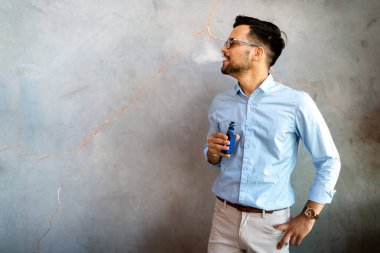 Sigara ve buhar sağlıksız ve bağımlılık yapıcı olabilir ve akciğerler için sağlık riski oluşturabilir