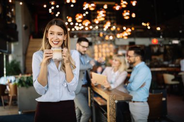Kafede birlikte çalışan iş arkadaşları.