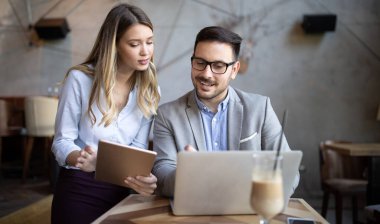 İş adamları kahve molası, beyin fırtınası, ekip sohbeti, mutluluk konsepti.