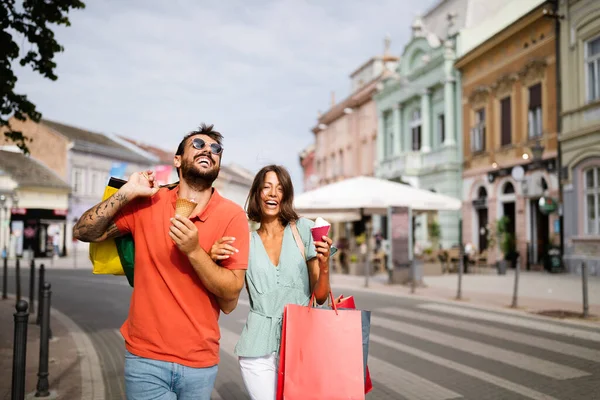 Portret Van Een Gelukkig Stel Met Boodschappentassen Verkoop Consumentisme Mensen — Stockfoto