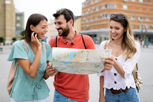 Grupo Turistas Viajantes Felizes Passeando Com Mapa Divertindo — Fotografia de Stock