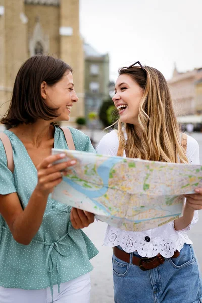 Mujeres Felices Amigas Disfrutando Viajes Vacaciones Ciudad — Foto de Stock