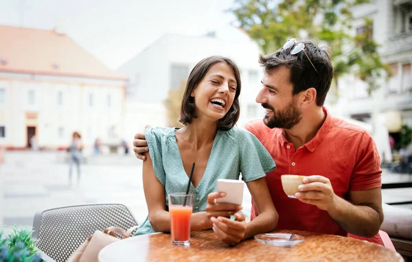 Şehirdeki bir kafede romantik bir randevuya çıkan neşeli genç çift.