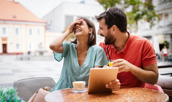 カフェでのデートを楽しんでいる美しいカップル — ストック写真