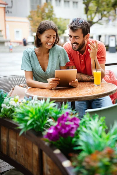 Şehirdeki bir kafede romantik bir randevuya çıkan neşeli genç çift.