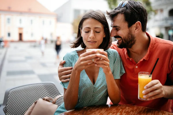 Kahve içen sevimli bir çift.