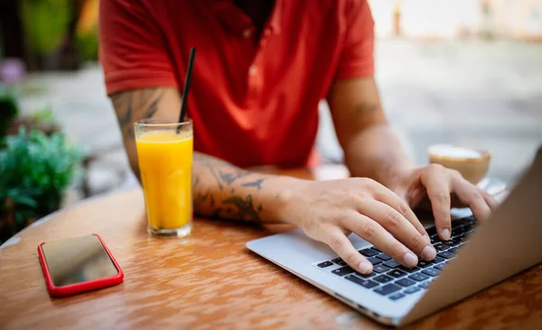 Ung Man Som Arbetar Laptop Och Ler Medan Han Sitter — Stockfoto