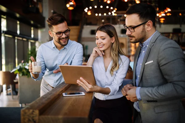 Modern ofis içi toplantılarında mutlu iş arkadaşları