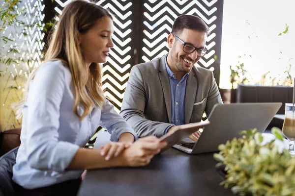 Glada Glada Medarbetare Kontorsarbete Och Brainstorming Tillsammans — Stockfoto