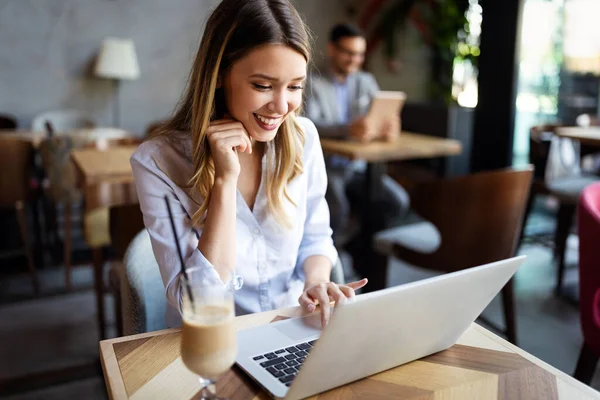 Retrato Una Joven Hermosa Mujer Negocios Disfrutando Del Café Durante —  Fotos de Stock