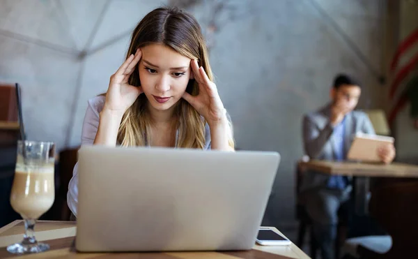 Retrato Cansado Estresse Jovem Mulher Negócios Com Laptop — Fotografia de Stock