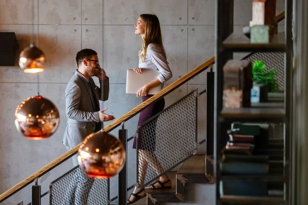 Occupati Uomini Affari Sulle Scale Ufficio Moderno Affari Collega Lavoro — Foto Stock