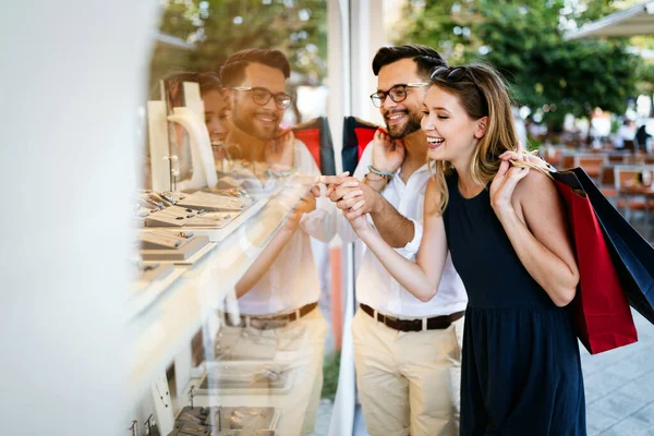 Gelukkige Paar Toeristen Winkelen Wandelen Een Stad Straat — Stockfoto