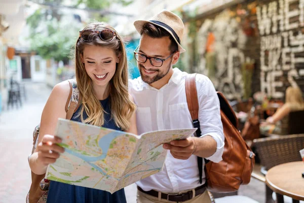 Feliz Pareja Turistas Enamorados Citas Riendo Vacaciones —  Fotos de Stock