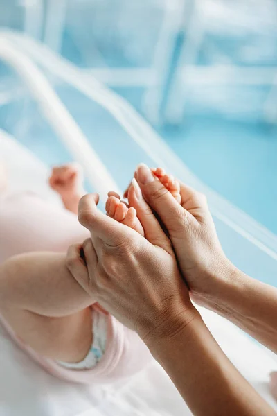 Feliz Madre Sonriente Con Bebé Recién Nacido Hospital — Foto de Stock
