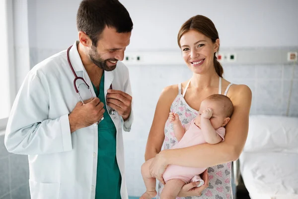 病院の医師との健康診断に美しい若い母親と赤ちゃん — ストック写真