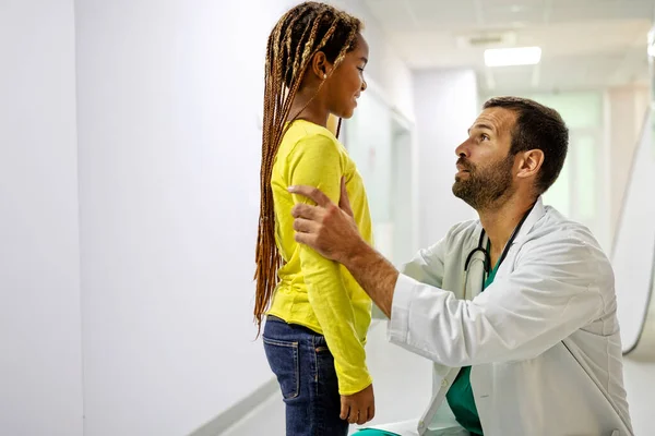 Médico Bonito Conversando Com Uma Menina Triste Hospital Doutor Consolando — Fotografia de Stock