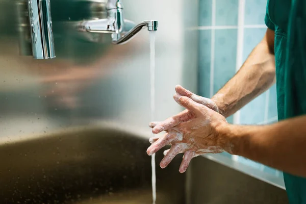 Chirurg Wäscht Hände Zur Operation Mit Korrekter Technik Für Sauberkeit — Stockfoto