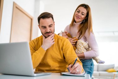 Evden çalışan bir adam, ev ofisinden biri..