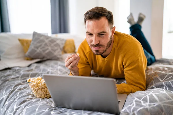 Hombre Joven Viendo Película Cama Ordenador Portátil —  Fotos de Stock