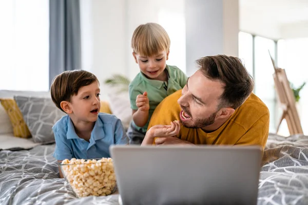 Schöner Vater Und Seine Kinder Benutzen Einen Laptop Und Lächeln — Stockfoto