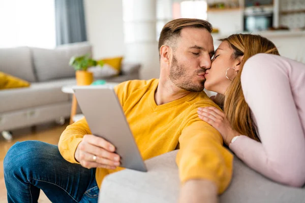 Casal Jovem Casa Websurf Internet Divertindo — Fotografia de Stock