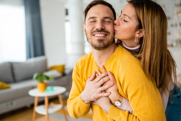 Ein Junges Glückliches Paar Umarmt Sich Familie Vertrauen Liebe Konzept — Stockfoto