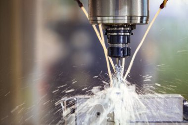 Metal endüstrisi fabrikasında Cnc metal torna makinesi.