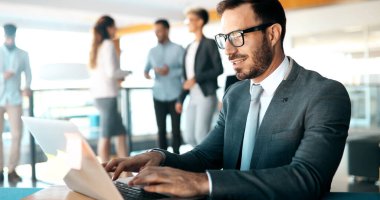 Yakışıklı işadamı laptop Office çalışma