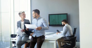 Çalışma ve modern iş ofiste toplantı iş adamları