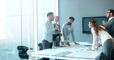 Girişimciler ve iş adamları modern toplantı odasında konferans veriyorlar.